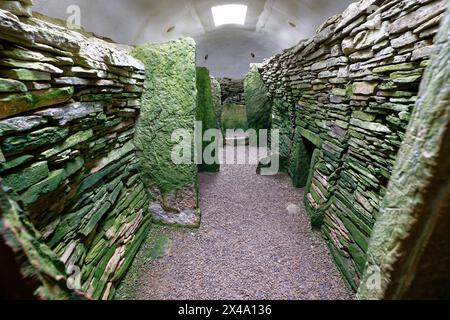 Unstan Chambered Cairn ist eine 5000 Jahre alte neolithische Grabkammer, die am Ufer des Stenness Loch nahe Stromness auf dem Festland Orkney gefunden wurde. Stockfoto