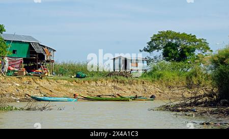 Sinfple Fischerdorf am Ufer des Flusses tonle sap in kambodscha Stockfoto