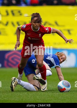 Prenton Park Stadium, Großbritannien. Mai 2024. Taylor Hinds (12 Liverpool) kämpfte um den Ball während der Barclays Women Super League zwischen Liverpool und Chelsea im Prenton Park Stadium in Liverpool, England 1. Mai 2024 | Foto: Jayde Chamberlain/SPP. Jayde Chamberlain/SPP (Jayde Chamberlain/SPP) Credit: SPP Sport Press Photo. /Alamy Live News Stockfoto