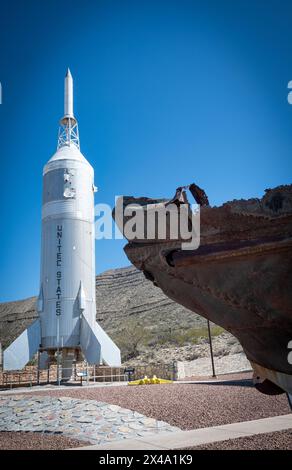 Die Überreste einer deutschen Rakete aus dem Zweiten Weltkrieg im Museum of Space History befinden sich vor einer US-Rakete Little Joe im Museum of Space History in Alamogordo, N Stockfoto