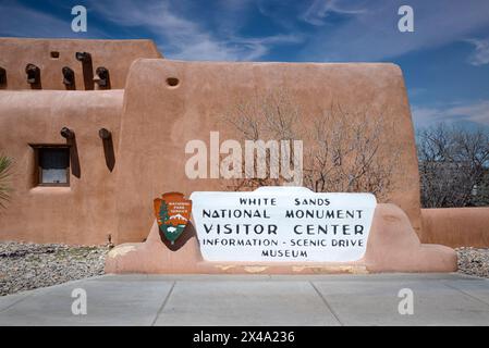 Eingang zum White Sands National Monument Visitor Center mit Beschilderung und adobe Pueblo-Gebäude in Alamogordo, New Mexico, USA Stockfoto