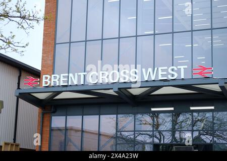 LONDON - 23. APRIL 2024: Bahnhof Brent Cross West - thames Link Station im Nordwesten Londons Stockfoto