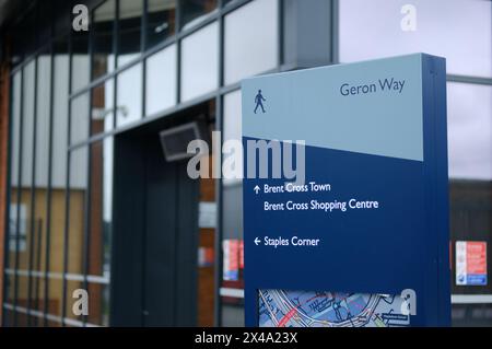 LONDON - 23. APRIL 2024: Schild für Brent Cross Town und Brent Cross Shopping Centre am Bahnhof Brent Cross West Stockfoto