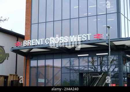 LONDON - 23. APRIL 2024: Bahnhof Brent Cross West - thames Link Station im Nordwesten Londons Stockfoto