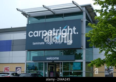 LONDON – 23. APRIL 2024: Carpetright-Teppichhändler im Staples Corner Retail Park in NW2 im Nordwesten Londons Stockfoto