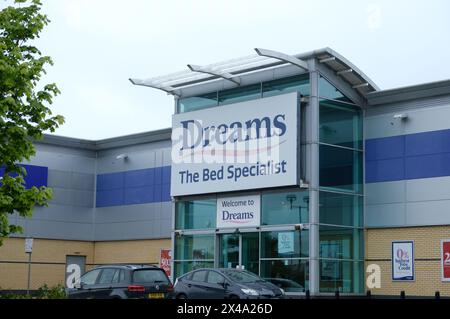 LONDON, 23. APRIL 2024: Dreams Bettenhändler Staples Corner Retail Park in NW2 im Nordwesten Londons Stockfoto