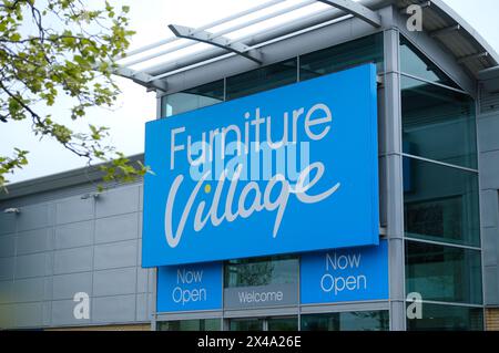 LONDON, 23. APRIL 2024: Furniture Village Staples Corner Retail Park in NW2 im Nordwesten Londons Stockfoto