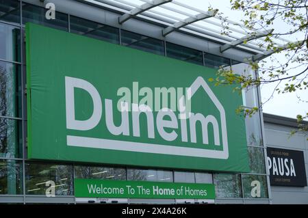 LONDON – 23. APRIL 2024: Dunelm Store im Staples Corner Retail Park in NW2 im Nordwesten Londons Stockfoto