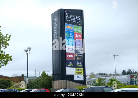 LONDON, 23. APRIL 2024: Staples Corner Retail Park in NW2 im Nordwesten Londons Stockfoto