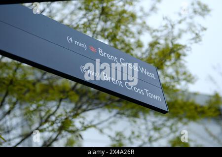 LONDON - 23. APRIL 2024: Beschilderung für den Bahnhof Brent Cross West und Brent Cross Town - Neubau im Nordwesten Londons Stockfoto