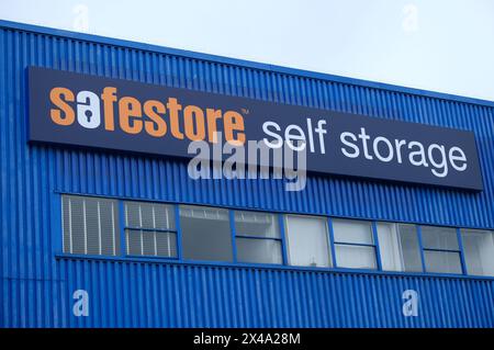 LONDON – 23. APRIL 2024: Safestore Selbstspeicherung im Staples Corner Business Park – NW2 Stockfoto