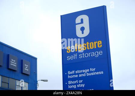 LONDON – 23. APRIL 2024: Safestore Selbstspeicherung im Staples Corner Business Park – NW2 Stockfoto