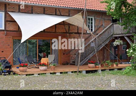 05.06.2017 Wendland Deutschland/Niedersachsen/Landkreis Lüchow Dannenberg/Wendland/Alter Bauernhof/Innenhof/Fachwerk/Terasse/Sonnensegel/Kopfsteinpflaster/Weg/Holztreppe zur oberen Etage/ ***Nutzung nur redaktionell*** *** 05 06 2017 Wendland Deutschland Niedersachsen Kreis Lüchow Dannenberg Wendland alter Bauernhof Hof Fachwerkterrasse Markise Kopfsteinpflasterweg Holztreppe zum oberen Stockwerk nur Redaktion verwenden Stockfoto