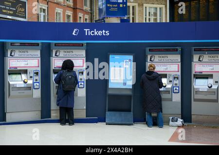 LONDON - 29. APRIL 2024: Fahrkartenautomaten in der Londoner Victoria Station Stockfoto