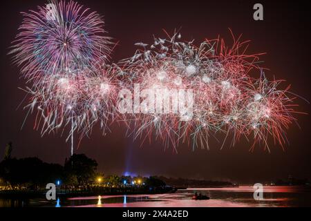 Ein 30-minütiges Feuerwerk zum doppelten zehnten nationalen Geburtstag auf der Insel Yu Guang neben dem Hafen von Anping in Tainan, Südtaiwana Stockfoto