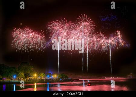 Ein 30-minütiges Feuerwerk zum doppelten zehnten nationalen Geburtstag auf der Insel Yu Guang neben dem Hafen von Anping in Tainan, Südtaiwana Stockfoto