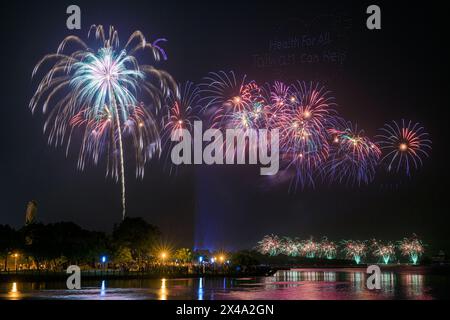 Ein 30-minütiges Feuerwerk zum doppelten zehnten nationalen Geburtstag auf der Insel Yu Guang neben dem Hafen von Anping in Tainan, Südtaiwana Stockfoto