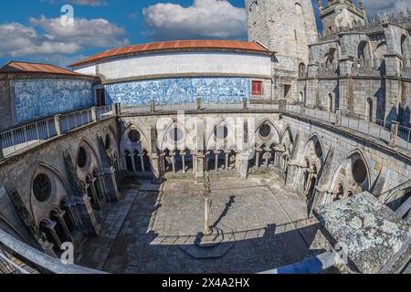 PORTO, PORTUGAL-12. APRIL 2024: Barocke Azulejo-Wanddekorationen, gotische Elemente und gotische Kreuzgänge in der Kathedrale von Porto (SE do Porto) Stockfoto