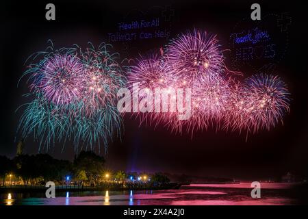 Ein 30-minütiges Feuerwerk zum doppelten zehnten nationalen Geburtstag auf der Insel Yu Guang neben dem Hafen von Anping in Tainan, Südtaiwana Stockfoto