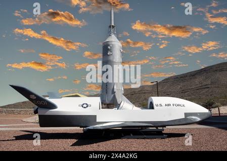 Eine Rakete und ein Schiff der US Air Force sind im Museum of Space History in Alamogordo, New Mexico, USA ausgestellt Stockfoto