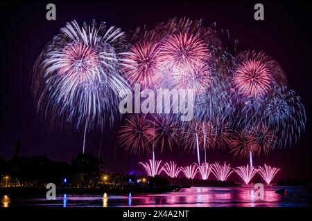 Ein 30-minütiges Feuerwerk zum doppelten zehnten nationalen Geburtstag auf der Insel Yu Guang neben dem Hafen von Anping in Tainan, Südtaiwana Stockfoto