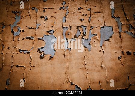 Ein gerissener und abblätternder Farbauftrag an einer Betonwand wird extrem und künstlerisch in der brennenden Sonne des amerikanischen Südwestens Stockfoto