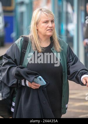 Prenton Park Stadium, Großbritannien. Mai 2024. Cheftrainer von Chelsea Emma Hayes kommt am 1. Mai 2024 für die Barclays Women Super League zwischen Liverpool und Chelsea im Prenton Park Stadium in Liverpool, England | Foto: Jayde Chamberlain/SPP. Jayde Chamberlain/SPP (Jayde Chamberlain/SPP) Credit: SPP Sport Press Photo. /Alamy Live News Stockfoto