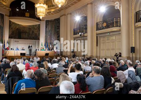 Ingrid Betancourt, die ehemalige kolumbianische Senatorin, sprach während der Konferenz in „Solidarität mit dem iranischen Widerstand“. Am Vorabend des 1. Mai findet die Ausstellung und Konferenz in „Solidarität mit dem iranischen Widerstand“ im 5. Rathaus von Paris, gegenüber dem Pantheon statt. Während des Ereignisses wurden die jüngsten Todesurteile politischer Gefangener und die verstärkte Unterdrückung von Frauen im Iran verurteilt. Stockfoto