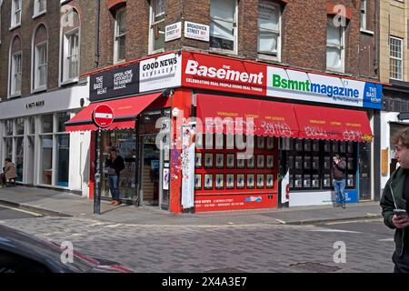 Außenansicht des Zeitungsverkäufers Good News an der Ecke Berwick Street in Soho London England Großbritannien Großbritannien KATHY DEWITT Stockfoto