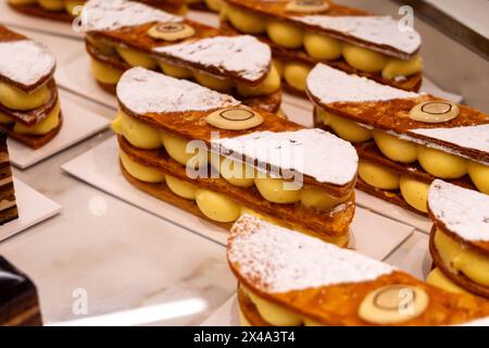 Portion französischer Mille-Feuille-Kuchen, Vanille- oder Vanillescheibe, Napoleon-Blätterteig, in der Bäckerei mit Gebäckcreme überzogen Stockfoto