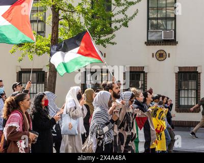 New York, New York, USA. April 2024 30. Der marsch geht weiter auf dem University Place auf dem Weg zur New School. Gegen Mittag versammelte sich heute eine Gruppe pro-palästinensischer Demonstranten um das Lager der New York University, wo sie sich kurzzeitig versammelten. Von dort aus begann ein marsch zu allen Lagern in New York City, es ging an die New School, das Fashion Institute of Technology (FIT) weiter an die Columbia University und CUNY. (Kreditbild: © Carlos Chiossone/ZUMA Press Wire) NUR REDAKTIONELLE VERWENDUNG! Nicht für kommerzielle ZWECKE! Stockfoto