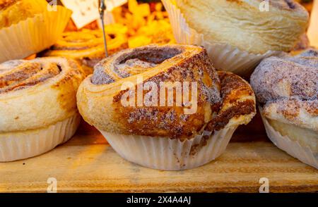 Frisch gebackene, leckere amerikanische Kinnamonbrötchen auf dem Lebensmittelmarkt Stockfoto