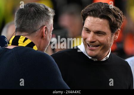 Dortmund, Deutschland. Mai 2024. Fußball: Champions League, Borussia Dortmund - Paris Saint-Germain, K.-o.-Runde, Halbfinale, erstes Leg, Signal Iduna Park. Der ehemalige Profi-Fußballspieler und TV-Experte Jamie Carragher spricht vor dem Spiel mit Dortmunder Cheftrainer Edin Terzic. Quelle: Federico Gambarini/dpa/Alamy Live News Stockfoto