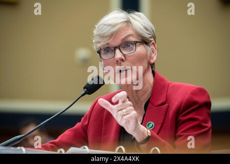 Washington, Vereinigte Staaten. Mai 2024. US-Energieministerin Jennifer Granholm ist am Mittwoch, den 1. Mai 2024, vor einem House Committee on Energy and Commerce | SubCommittee on Energy, Climate, and Grid Security Hearing Budgetâ Fiscal Year 2025 Department of Energy âThe im Rayburn House Office Building in Washington, DC, zu sehen. Quelle: Rod Lamkey/CNP/dpa/Alamy Live News Stockfoto