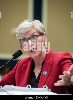 Washington, Vereinigte Staaten. Mai 2024. US-Energieministerin Jennifer Granholm ist am Mittwoch, den 1. Mai 2024, vor einem House Committee on Energy and Commerce | SubCommittee on Energy, Climate, and Grid Security Hearing Budgetâ Fiscal Year 2025 Department of Energy âThe im Rayburn House Office Building in Washington, DC, zu sehen. Quelle: Rod Lamkey/CNP/dpa/Alamy Live News Stockfoto