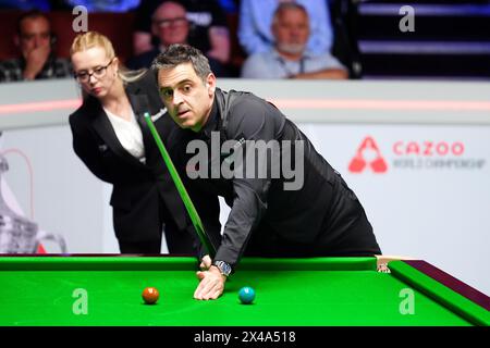 Ronnie O’Sullivan im Kampf gegen Stuart Bingham (nicht abgebildet) als Schiedsrichter Desislava Bozhilova (links) im Viertelfinalspiel am 12. Tag der Cazoo World Snooker Championship 2024 im Crucible Theatre in Sheffield zusieht. Bilddatum: Mittwoch, 1. Mai 2024. Stockfoto