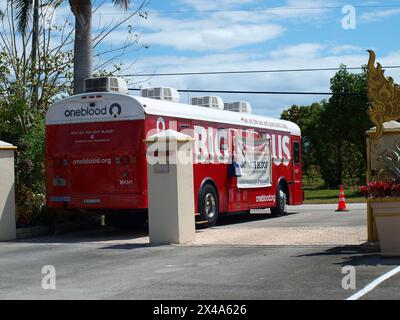 Miami, Florida, USA - 14. April 2024: Blutspendebus parkt vor dem Wat Buddharangsi Buddhist Temple. Nur für redaktionelle Zwecke. Stockfoto