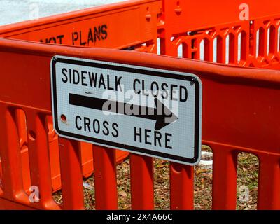 Miami, Florida, USA - 20. April 2024: Schild „Gehweg geschlossen“ in Palmetto Bay. Stockfoto