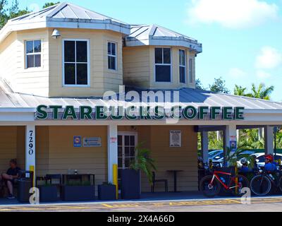 Miami, Florida, USA - 20. April 2024: Starbucks-Geschäft an der Old Cuttler Road in Palmetto Bay mit Kunden. Stockfoto