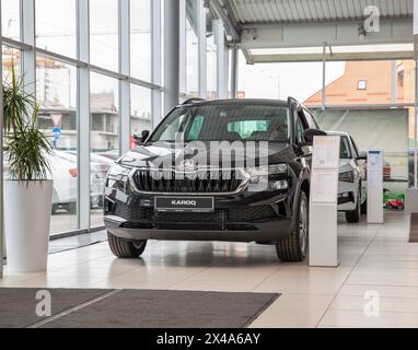 Kiew, Ukraine - 08. Mai 2023: Das tschechische Neuwagenmodell Skoda Karoq wird im Autosalon Praha Auto ausgestellt. Karoq ist ein kompakter Crossover-SUV-Intr Stockfoto