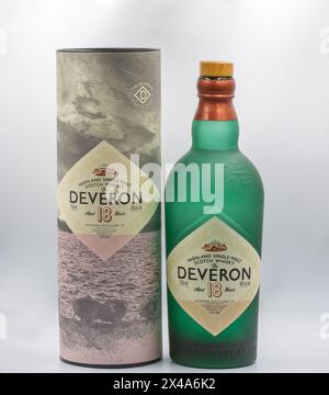 Kiew, Ukraine - 20. Juli 2023: Studio-Shooting von Deveron Highland Single Malt Scotch Whisky im Alter von 18 Jahren Flasche und Box Closeup gegen weiß. Stockfoto