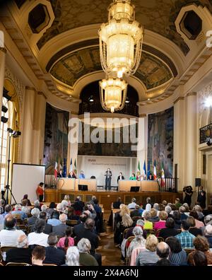 Paris, Frankreich. April 2024 30. Florenz Berthout, Bürgermeister des 5., sprach während der Konferenz in "Solidarität mit dem iranischen Widerstand" am Vorabend des 1. Mai, Ausstellung und Konferenz in "Solidarität mit dem iranischen Widerstand" im 5. Rathaus von Paris, gegenüber dem Pantheon. Während des Ereignisses wurden die jüngsten Todesurteile politischer Gefangener und die verstärkte Unterdrückung von Frauen im Iran verurteilt. (Credit Image: © Siavosh Hosseini/SOPA Images via ZUMA Press Wire) NUR REDAKTIONELLE VERWENDUNG! Nicht für kommerzielle ZWECKE! Stockfoto