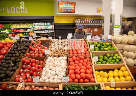 Detroit, Michigan, USA. Mai 2024. Lebensmitteleinkäufer packten die Detroit People's Food Co-OP am Eröffnungstag. Das Geschäft ist von Black geführt und gehört der Gemeinde. Ziel ist es, die Verfügbarkeit von gesunden Lebensmitteln für die Bewohner von Detroit zu erhöhen. Quelle: Jim West/Alamy Live News Stockfoto