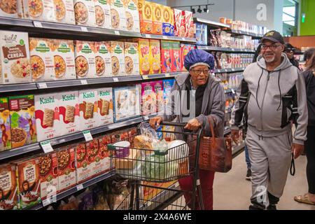 Detroit, Michigan, USA. Mai 2024. Lebensmitteleinkäufer packten die Detroit People's Food Co-OP am Eröffnungstag. Das Geschäft ist von Black geführt und gehört der Gemeinde. Ziel ist es, die Verfügbarkeit von gesunden Lebensmitteln für die Bewohner von Detroit zu erhöhen. Quelle: Jim West/Alamy Live News Stockfoto