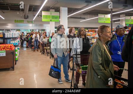 Detroit, Michigan, USA. Mai 2024. Lebensmitteleinkäufer packten die Detroit People's Food Co-OP am Eröffnungstag. Das Geschäft ist von Black geführt und gehört der Gemeinde. Ziel ist es, die Verfügbarkeit von gesunden Lebensmitteln für die Bewohner von Detroit zu erhöhen. Quelle: Jim West/Alamy Live News Stockfoto