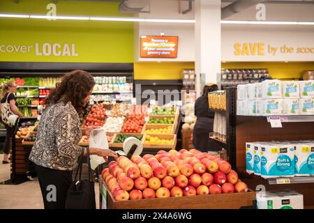 Detroit, Michigan, USA. Mai 2024. Lebensmitteleinkäufer packten die Detroit People's Food Co-OP am Eröffnungstag. Das Geschäft ist von Black geführt und gehört der Gemeinde. Ziel ist es, die Verfügbarkeit von gesunden Lebensmitteln für die Bewohner von Detroit zu erhöhen. Quelle: Jim West/Alamy Live News Stockfoto