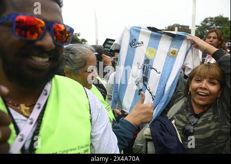 Buenos Aires, Argentinien. Mai 2024. Recycler zeigen ein argentinisches Trikot mit dem Bild von Maradona während einer Rallye vor der Eröffnung eines internationalen Recycler-Kongresses. Mehr als 80 Vertreter aus 34 Ländern werden erwartet. Quelle: Igor Wagner/dpa/Alamy Live News Stockfoto