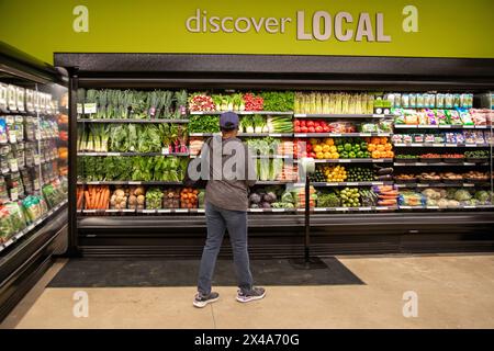 Detroit, Michigan, USA. Mai 2024. Lebensmitteleinkäufer packten die Detroit People's Food Co-OP am Eröffnungstag. Das Geschäft ist von Black geführt und gehört der Gemeinde. Ziel ist es, die Verfügbarkeit von gesunden Lebensmitteln für die Bewohner von Detroit zu erhöhen. Quelle: Jim West/Alamy Live News Stockfoto