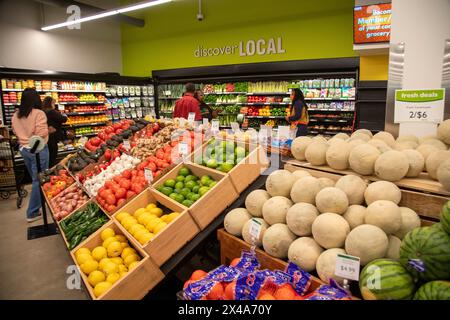 Detroit, Michigan, USA. Mai 2024. Lebensmitteleinkäufer packten die Detroit People's Food Co-OP am Eröffnungstag. Das Geschäft ist von Black geführt und gehört der Gemeinde. Ziel ist es, die Verfügbarkeit von gesunden Lebensmitteln für die Bewohner von Detroit zu erhöhen. Quelle: Jim West/Alamy Live News Stockfoto