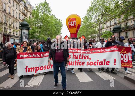 Paris, Frankreich. Mai 2024. Demonstranten während der jährlichen Kundgebung zum Tag der Arbeit in Paris, Frankreich am 1. Mai 2024. Foto: Pierrick Villette/ABACAPRESS. COM Credit: Abaca Press/Alamy Live News Stockfoto